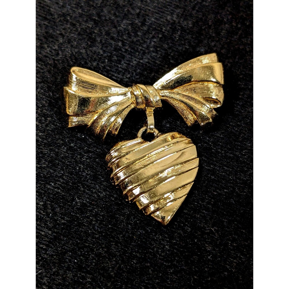 Vintage Avon Ribbon Heart Brooch‎ Gold Tone Ribbed Charm Pin